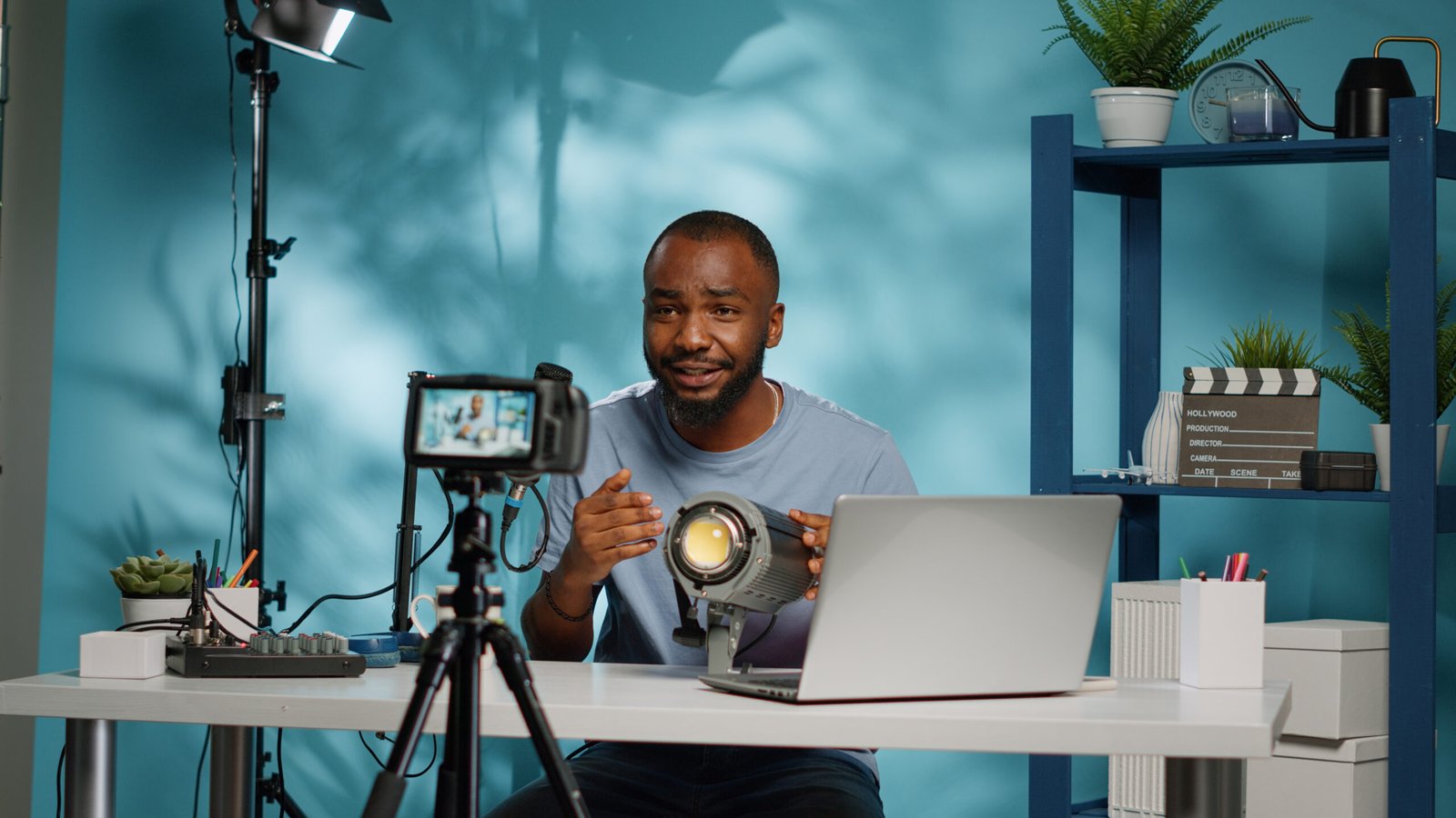 Photographe en studio avec des produits, en train de capturer une image pour une marque locale