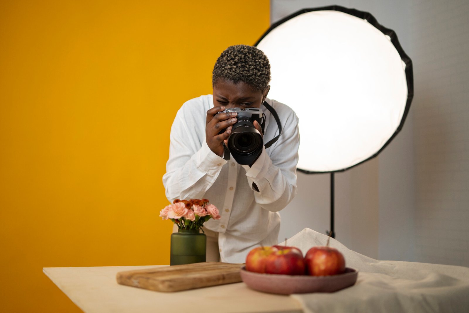 Montre un créateur de contenu en train de photographier des produits