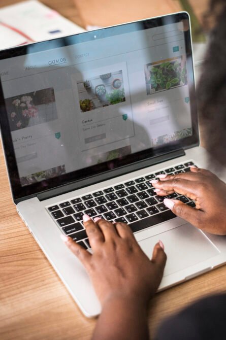 Un développeurs web travaillant dans un bureau moderne. Un écran d'ordinateur affiche un wireframe de site.