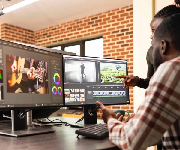 Identité visuelle à Dakar, en studio avec deux personnes utilisant deux écrans.