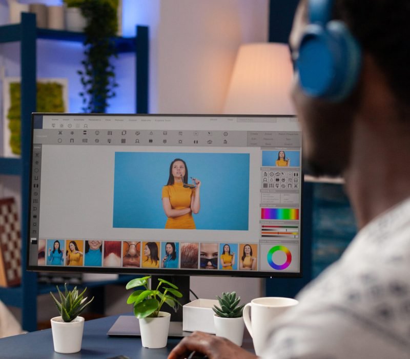 Photographe d’artiste afro-américain avec casque retoucheant des photos de designer Création de visuels pour les réseaux sociaux